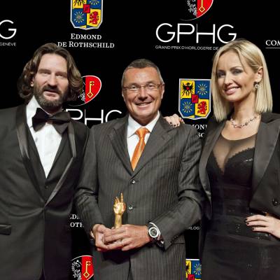 Jean-Christophe Babin, CEO de TAG Heuer, marque lauréate du Prix de l’Aiguille d’Or 2012, entouré de Frédéric Beigbeder et Adriana Karembeu