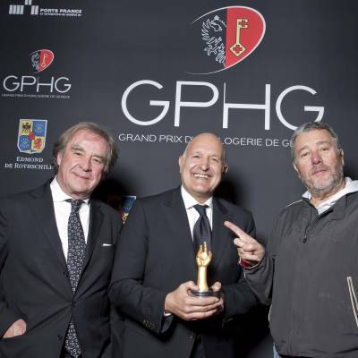Michele Sofisti, CEO de la marque Girard-Perregaux, lauréate de l’Aiguille d’Or 2013, entouré de Philippe Starck et de Jean-Michel Wilmotte, membres du jury 2013