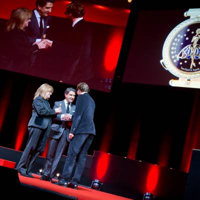 Paola Pujia et Carlos Alonso, membres du jury 2013, remettant le trophée à Nicolas Bos, CEO de Van Cleef & Arpels