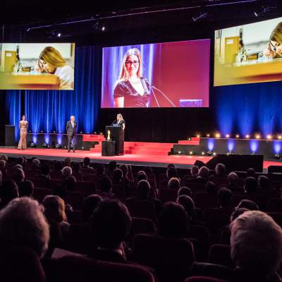 Edouard Baer et Lauriane Gilliéron (présentateurs), Carlo Lamprecht (Président de la fondation du GPHG) et Besarta Murti (Lauréate du Prix du Meilleur Jeune Elève 2017)
