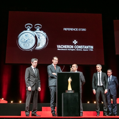 Micke Pintus, Yannick Pintus, Jean-Luc Perrin (horlogers de Vacheron Constantin), accompagnés de Christian Selmoni (Directeur artistique de Vacheron Constantin, marque lauréate du Prix du Jury) et Aurel Bacs (Président du jury) 