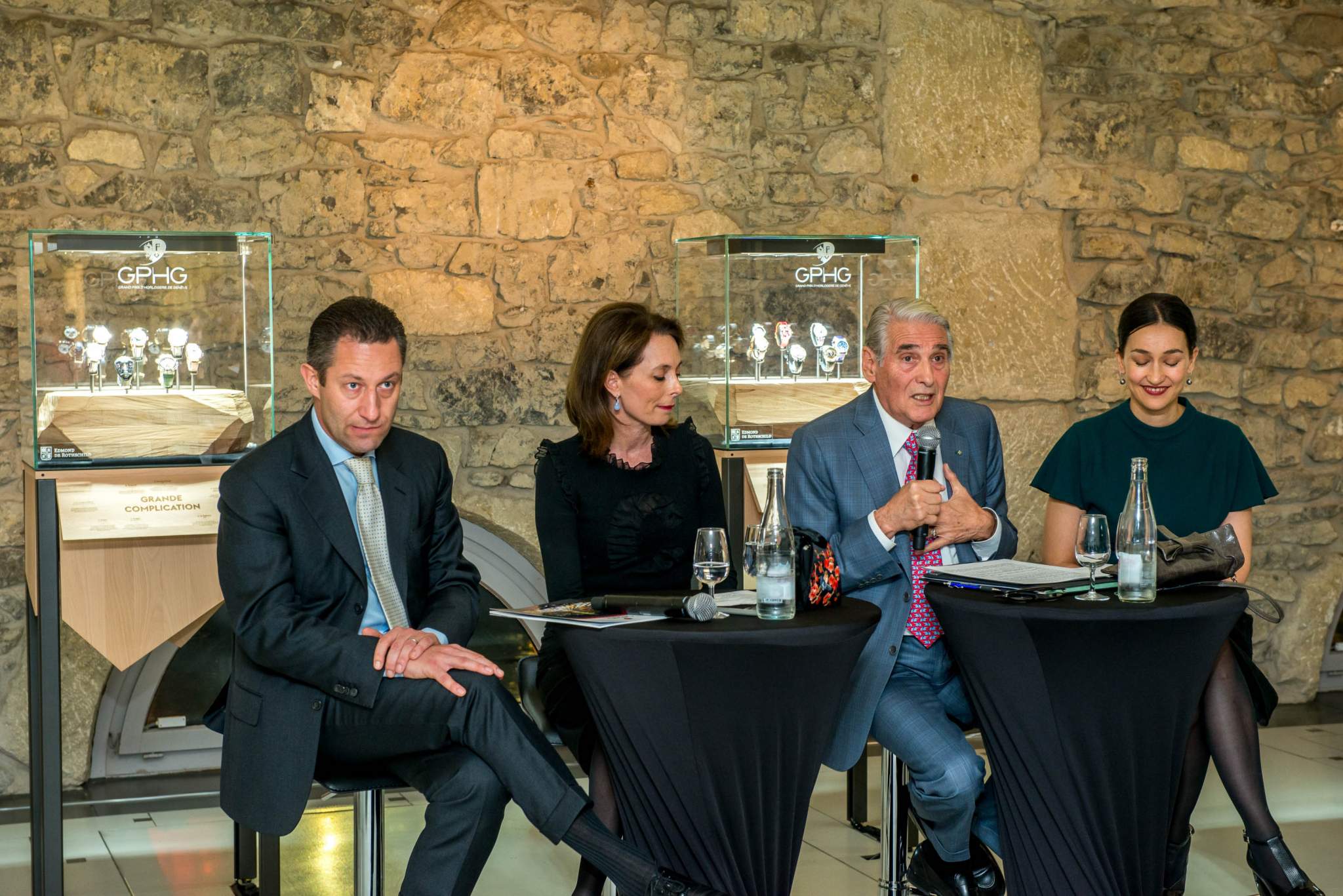 Aurel Bacs (Président du jury du GPHG), Valérie Boscat (Directrice Communication du groupe Edmond de Rothschild (Suisse) S.A.), Carlo Lamprecht (Président de la Fondation du GPHG) et Carine Maillard (Directrice de la Fondation du GPHG) lors de l’exposition du GPHG 2013 à Genève